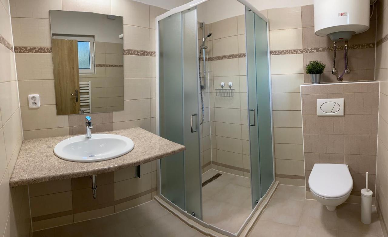 Apartmany Nad Parkem Broumov Luaran gambar